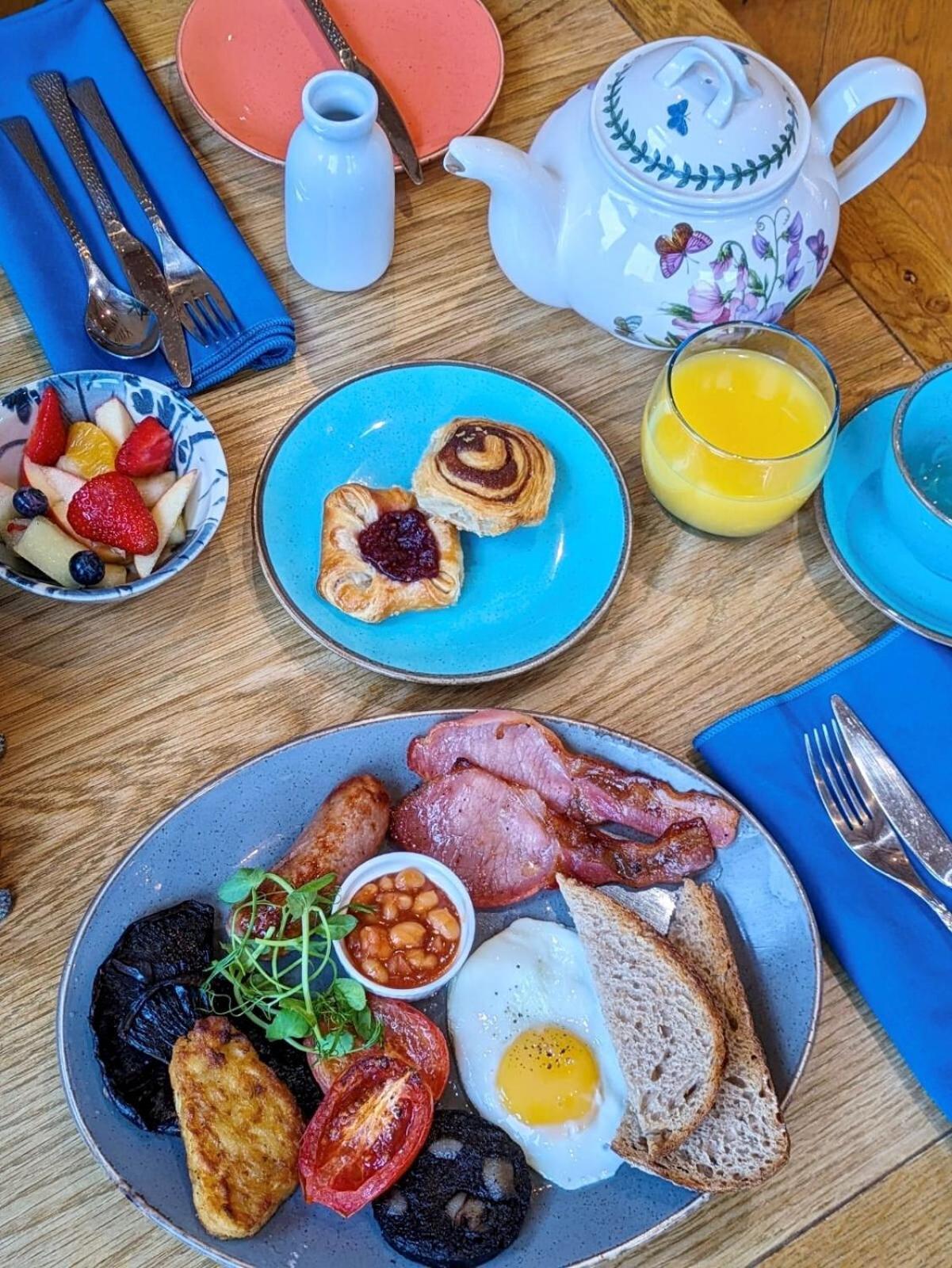 Bed and Breakfast Darwin'S Townhouse Шрусбері Екстер'єр фото A full English breakfast