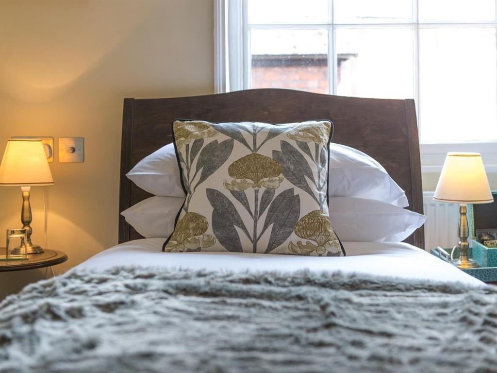 Bed and Breakfast Darwin'S Townhouse Шрусбері Номер фото A bed with a throw