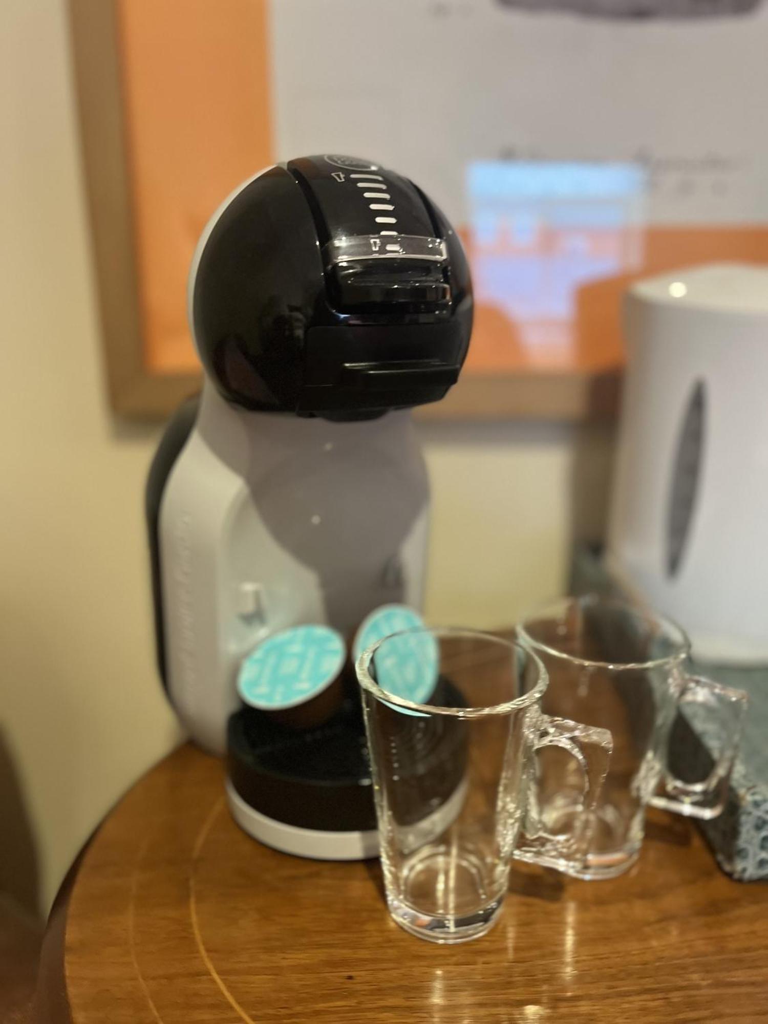 Bed and Breakfast Darwin'S Townhouse Шрусбері Номер фото A Dolce Gusto coffee machine
