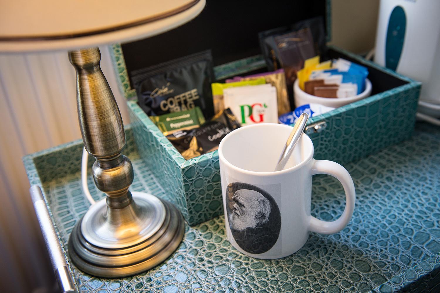 Bed and Breakfast Darwin'S Townhouse Шрусбері Номер фото A coffee and tea tray in a hotel room