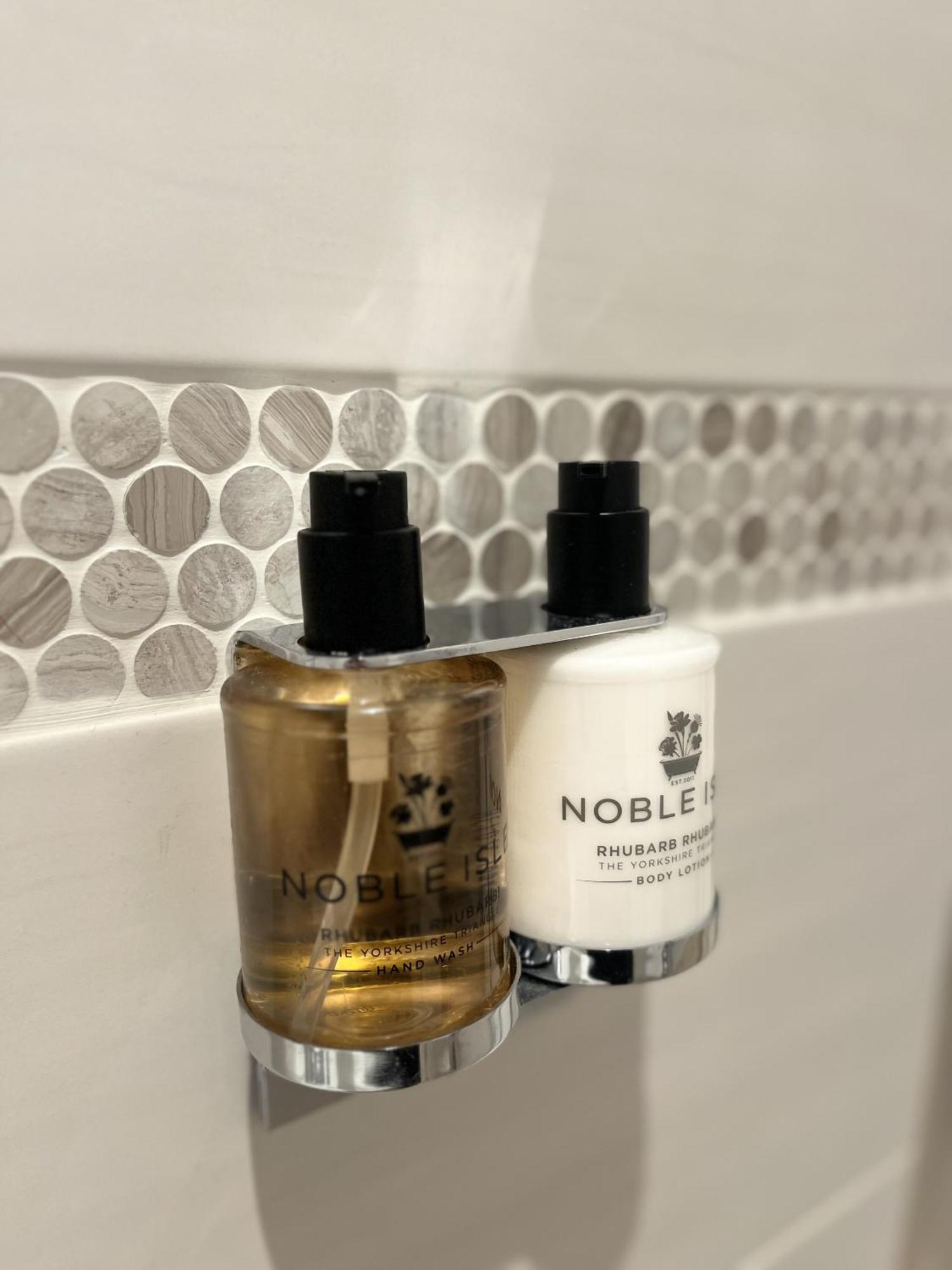 Bed and Breakfast Darwin'S Townhouse Шрусбері Номер фото Noble Isle products