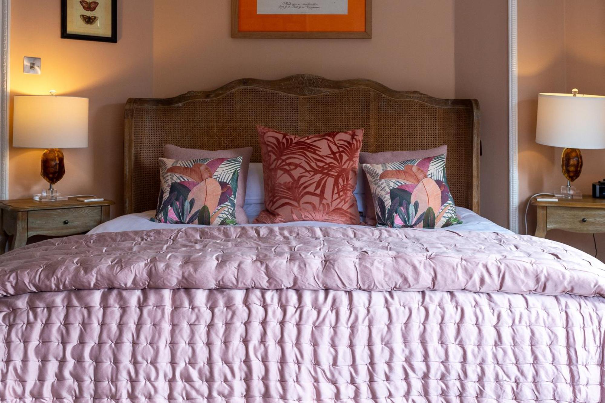 Bed and Breakfast Darwin'S Townhouse Шрусбері Номер фото A bed with a duvet
