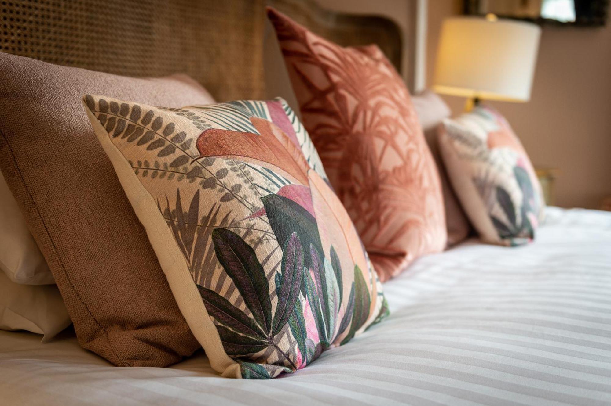 Bed and Breakfast Darwin'S Townhouse Шрусбері Номер фото Cushions on a bed